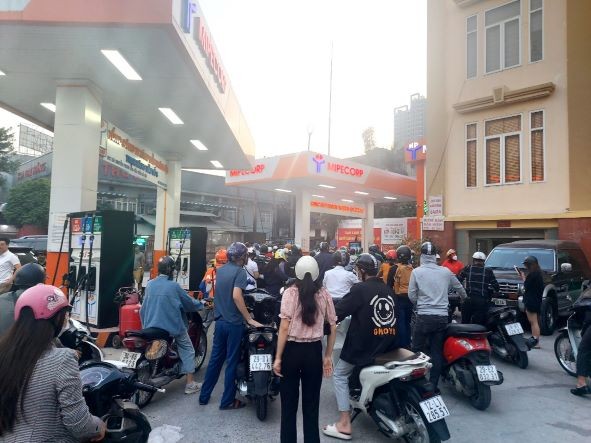 Tình trạng người dân phải xếp hàng dài chờ mua xăng tại Hà Nội những ngày qua. Ảnh: Báo Đầu tư