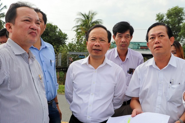 Thứ trưởng Bộ GTVT Nguyễn Duy Lâm (giữa) khảo sát hiện trường triển khai dự án. Ảnh: Tiền Phong