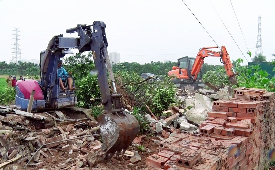 Lực lượng chức năng cưỡng chế tháo dỡ công trình xây dựng vi phạm trên đất nông nghiệp ở xã Đông La (huyện Hoài Đức). Ảnh: Lao Động