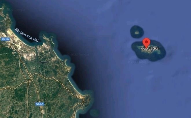 Huyện đảo Lý Sơn nằm về phía Đông Bắc tỉnh Quảng Ngãi, cách đất liền 15 hải lý (27,7 km). (Ảnh: Google Maps)