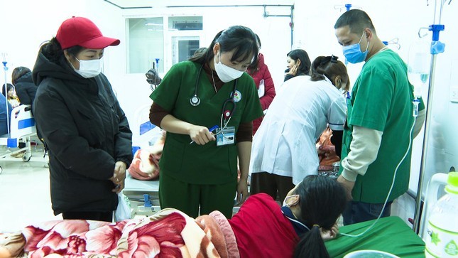 40 em học sinh huyện Mộc Châu bị ngộ độc thực phẩm sau khi đi ngoại khóa. Ảnh: Tiền Phong