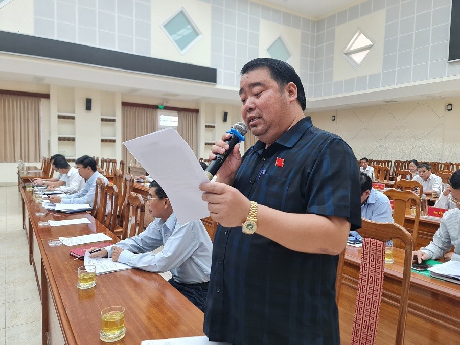 Ông Nguyễn Việt Dũng, Chủ tịch Tập đoàn Đất Quảng, Đại biểu HĐND tỉnh Quảng Nam, đang phát biểu trong một buổi họp của HĐND tỉnh Quảng Nam.