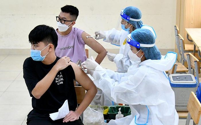 Tiêm vắc-xin cho học sinh tại quận Hai Bà Trưng (Hà Nội)