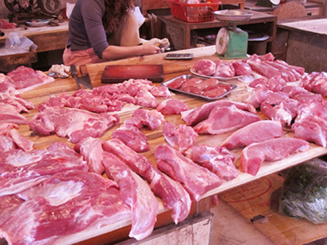 Giá thịt lợn tại các chợ dân sinh giảm mạnh