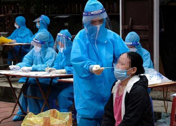 Lấy mẫu xét nghiệm Covid-19 đối người dân có nguy cơ tại điểm dịch xã Tráng Việt, huyện Mê Linh