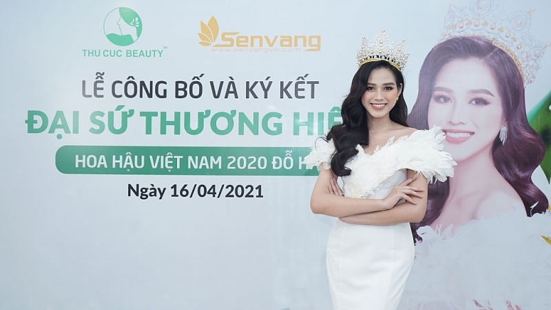 Đương kim Hoa hậu Việt Nam Đỗ Hà rạng ngời tại buổi ký kết.