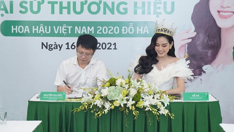 Ông Nguyễn Phi Hiếu  - Phó GĐ Điều hành phụ trách Thương mại, Bệnh viện Thẩm mỹ Thu Cúc và Hoa hậu Việt Nam Đỗ Hà ký kết hợp tác.