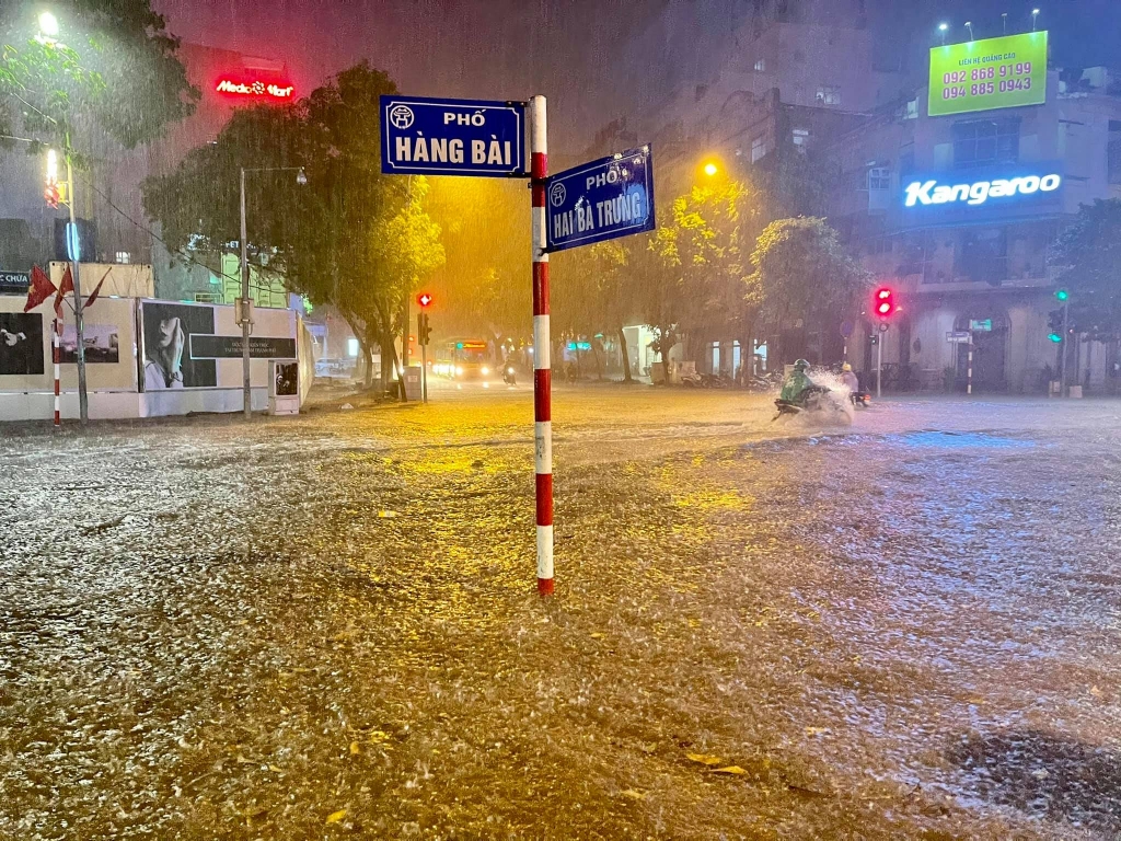 Nhiều tuyến phố Hà Nội ngập nặng vì mưa lớn