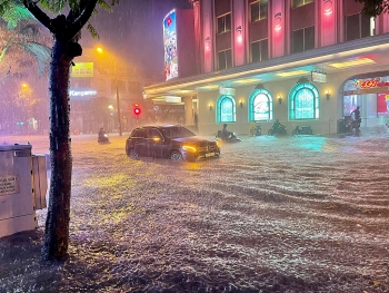 Hà Nội: Nhiều tuyến phố "chìm trong biển nước" sau cơn mưa lớn