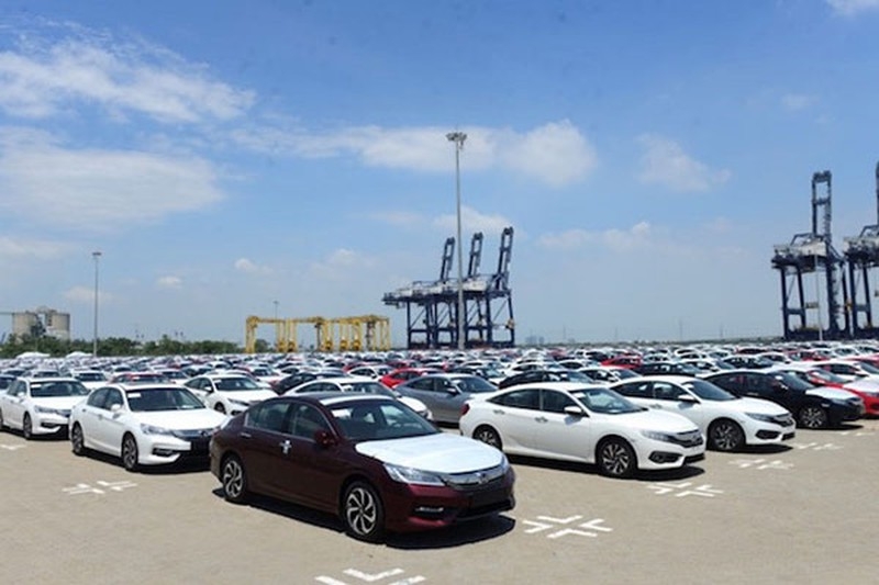 Thị trường ô tô trong nước đang khởi sắc trở lại khi mà lượng xe nhập khẩu về Việt nam tăng so với cùng kỳ năm ngoái.