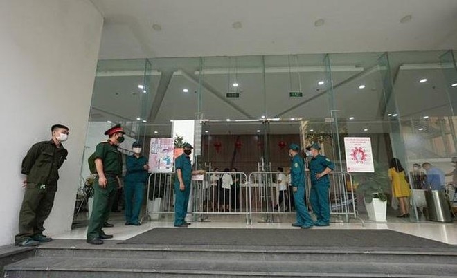 Tòa nhà 27 Lê Văn Lương nơi hai vợ chồng sinh sống đã bị phong tỏa. Anhr:TL