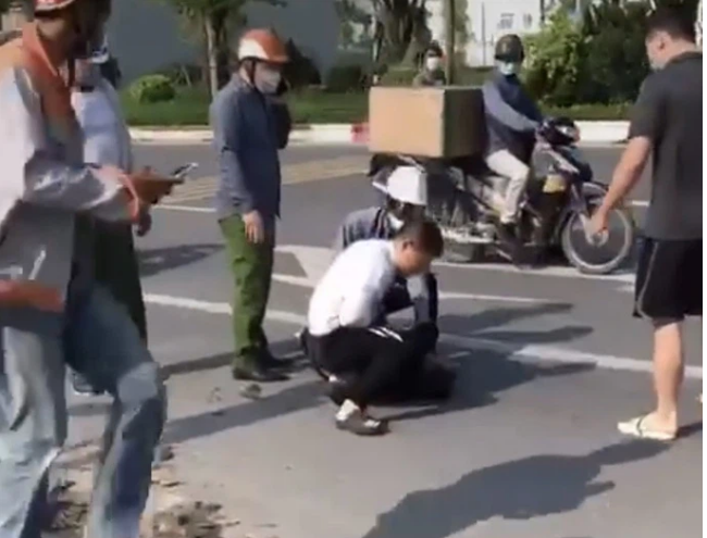 Kỷ luật công an xã đứng gọi điện thoại trong khi tài xế taxi vật lộn khống chế cướp ở Hà Nội
