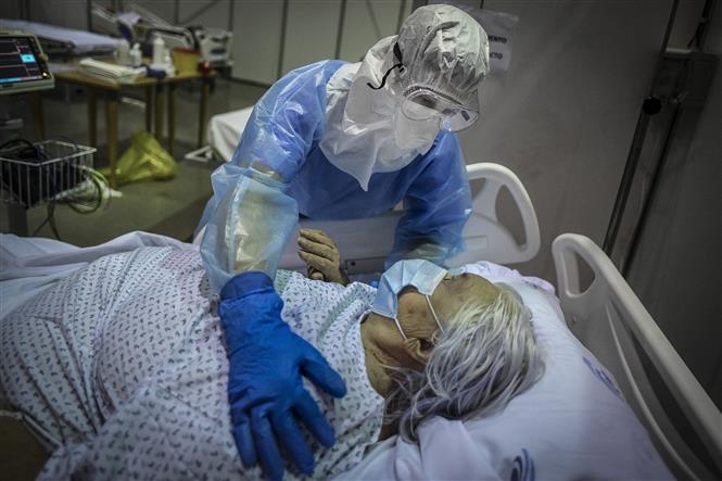 Nhân viên y tế chăm sóc bệnh nhân Covid-19 tại Portimao, vùng Algarve, Bồ Đào Nha. Ảnh: AFP