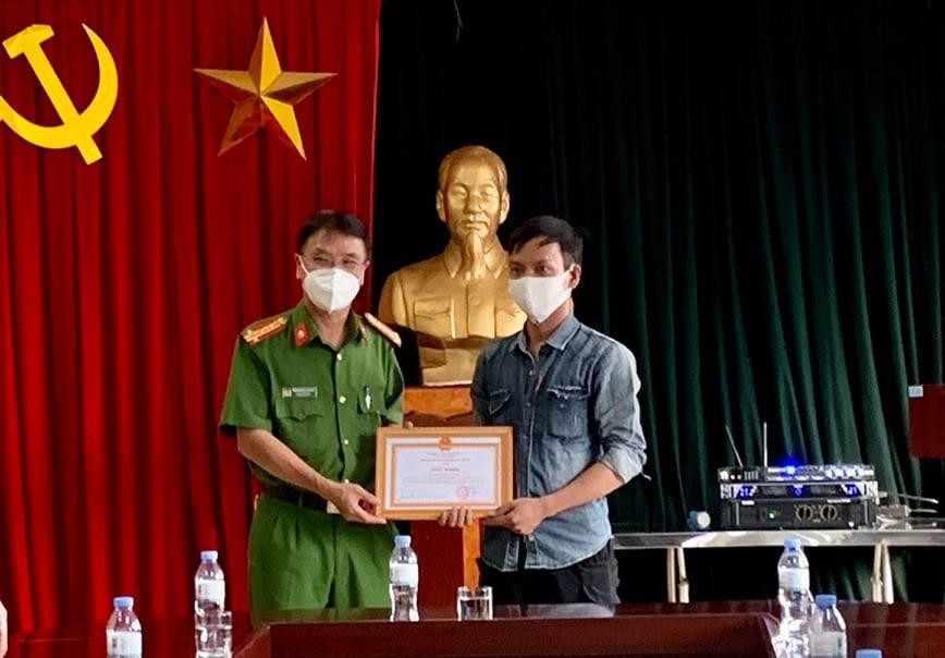 Lãnh đạo Công an TP Hà Nội trao giấy khen cho anh Thưởng. (Ảnh: Tienphong)