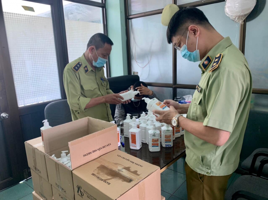 Hà Nội: Phát hiện lô hàng nước sát khuẩn tay có dấu hiệu giả mạo ASIRUB