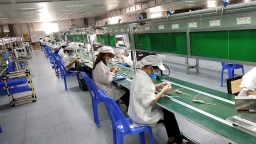 Xưởng sản xuất Công ty TNHH New Wing Interconnect Technology (Khu công nghiệp Vân Trung) hoạt động trở lại bảo đảm giãn khoảng cách giữa người lao động theo quy định.