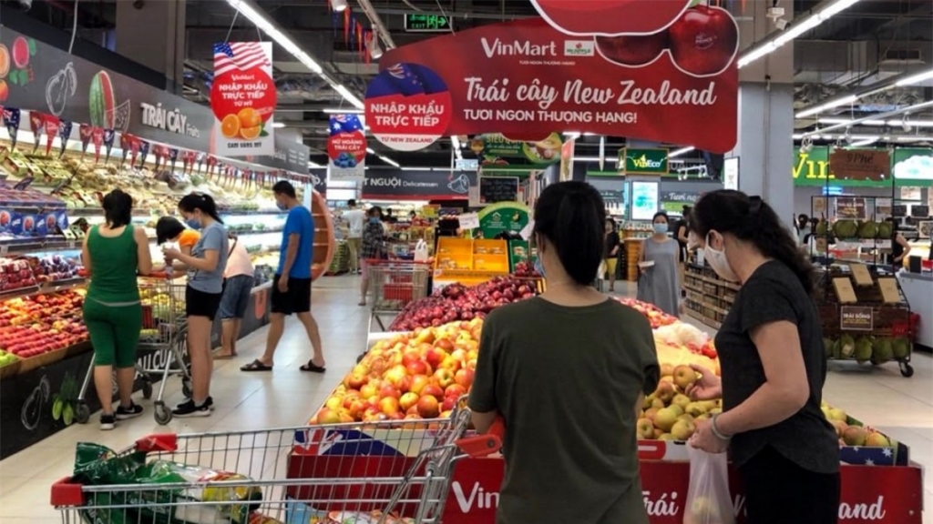 Hà Nội: Hàng hóa đầy ắp các siêu thị trong những ngày siết chặt chống dịch