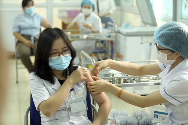 13 nhóm đối tượng được tiêm vaccine COVID-19 tại Hà Nội