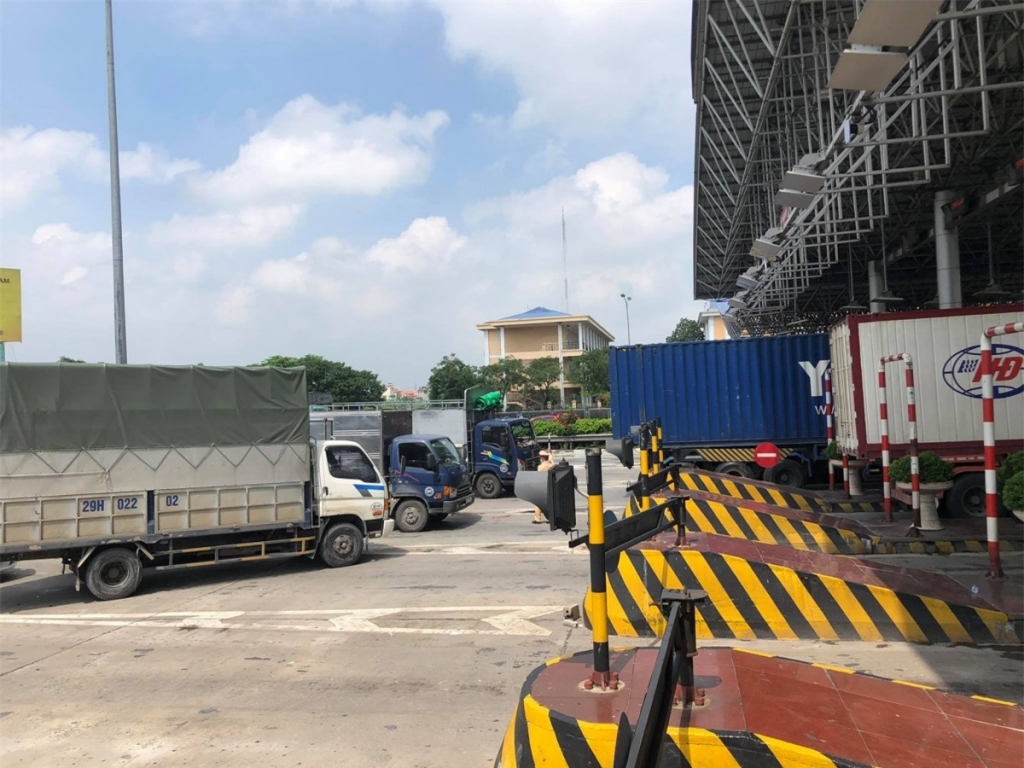 Tình trạng ùn tắc giao thông tại các trạm kiểm soát dịch Covid-19 tại Hà Nội