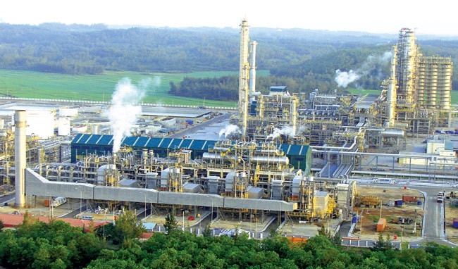 Đề xuất giảm nhập xăng dầu để “cứu” nhà máy trong nước