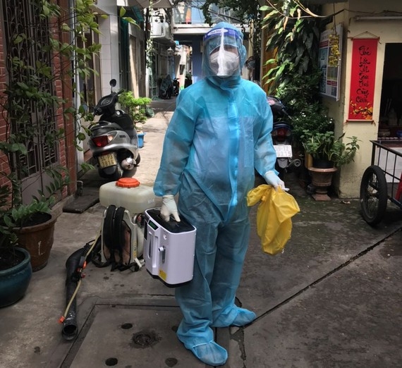 Nhân viên y tế thực hiện phòng chống dịch COVID-19 tại các xã, phường ở TP Hồ Chí Minh