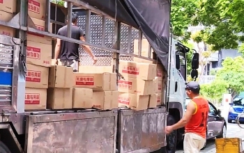 Hà Nội: Bắt giữ "xe luồng xanh" chở gần 10 tấn bánh trung thu nhập lậu