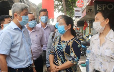 PGS-TS Nguyễn Trường Sơn, Thứ trưởng Bộ Y tế thăm hỏi người dân tại một khu vực phong tỏa cách ly ở TP Hồ Chí Minh. (Ảnh: SGGP)