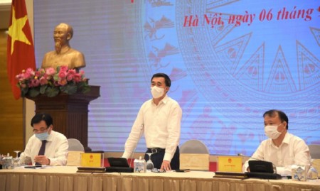 Thứ trưởng Bộ Y tế Trần Văn Thuấn trả lời báo chí tại buổi họp báo ngày 6/9. Ảnh: Internet