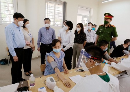 Bộ trưởng Bộ Y tế kỳ vọng đến ngày 15/9, 100% người trên 18 tuổi ở Hà Nội sẽ được tiêm vaccine. Ảnh: Internet