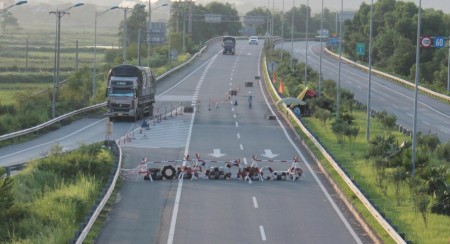 Chặn đường, ép lái xe trên cao tốc về Hà Nội phải đi vòng để trả phí