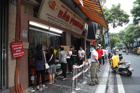 Hình ảnh khách mua bánh trung thu Bảo Phương khoảng 16h chiều ngày 14/9. Ảnh: báo Dân Việt