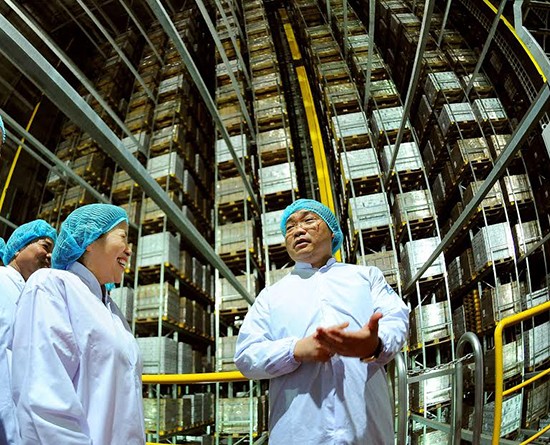 Một góc kho thông minh tại Nhà máy sữa Việt Nam với robot cần cẩu, với diện tích chỉ 6000m2, nhưng kho thông minh có thể chứa  đến 3 triệu thùng sữa thành phẩm