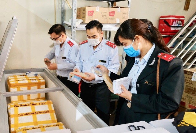 Lực lượng chức năng Sở NN&PTNT Hà Nội kiểm tra việc chấp hành quy định an toàn thực phẩm tại một cơ sở. Ảnh: Trọng Tùng