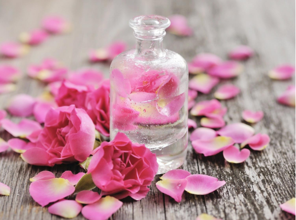 Nước hoa hồng được sử dụng, ưa chuộng trong việc tẩy trang, tạo độ ẩm