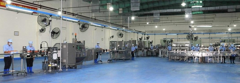 Xưởng sản xuất trên diện tích gần 5.000 m2 với dây chuyền sản xuất hiện đại, tự động hóa cao, mang tầm cỡ khu vực Đông Nam Á trong lĩnh vực sản xuất nước Yến sào. Với công suất thiết kế 15.000 sản phẩm/giờ
