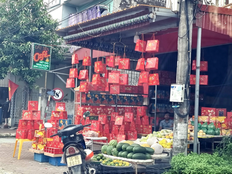 Một cửa hàng tại huyện Tiên Lãng thưa vắng người mua bánh Trung thu. Ảnh: Vĩnh Quân