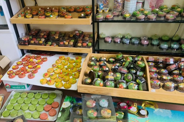  Bánh Trung thu năm này tại cơ sở sản xuất của chị Huyền chủ yếu được tiêu thụ bằng hình thức online