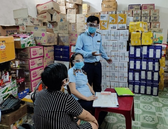 Lực lượng QLTT Đà Nẵng phát hiện hơn 43.000 đơn vị sản phẩm bánh, kẹo không có hóa đơn, chứng từ tại số 37 đường Nhơn Hòa 5, phường Hòa An, quận Cẩm Lệ.