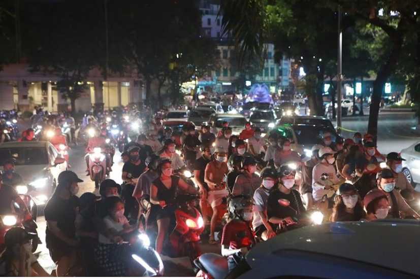 Hà Nội: Những người ra đường đêm Trung Thu cần tự theo dõi sức khoẻ