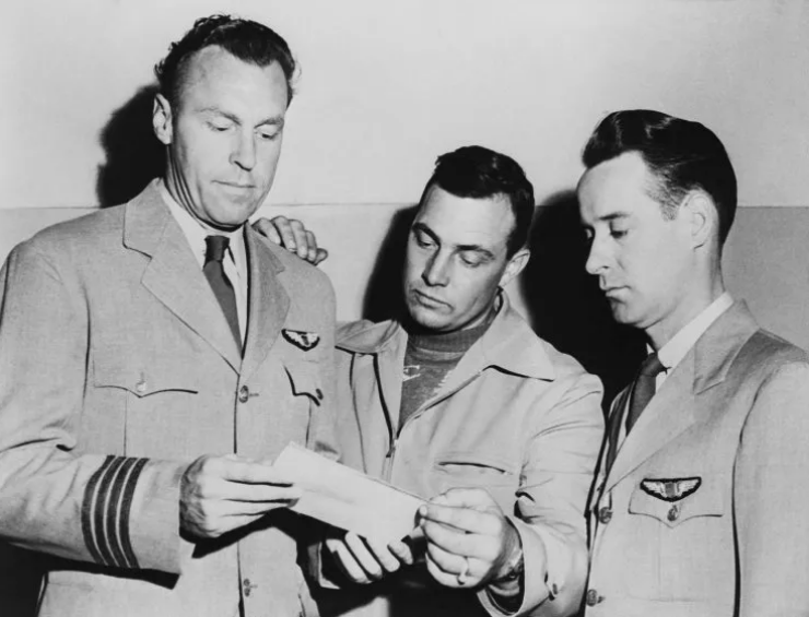 Phi công E.J. Smith, Kenneth Arnold và Ralph E. Stevens xem ảnh chụp UFO