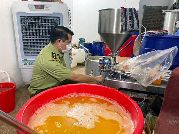  QLTT Hà Nội thực tế việc sản xuất mỹ phẩm nhái nhãn hiệu COCO CHANEL tại huyện Thanh Oai