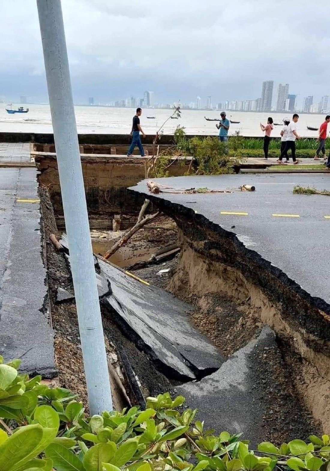 Đà Nẵng tan hoang sau trận lũ lụt lịch sử