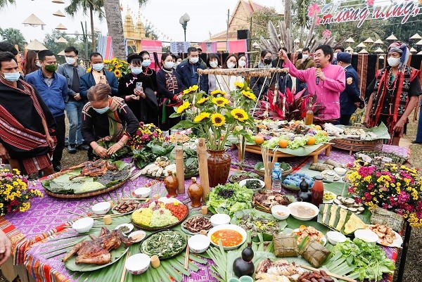 Làng Văn hóa-Du lịch các dân tộc Việt Nam cùng nhau chuẩn bị “Mâm cơm sum họp ngày đầu năm” với những món ăn truyền thống ngày Tết của dân tộc. Ảnh: VGP/Minh Anh