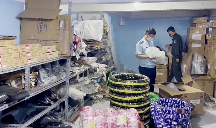 Lực lượng chức năng kiểm tra hàng hóa tại hộ kinh doanh mua bán phụ tùng xe Honda Bảy Đà