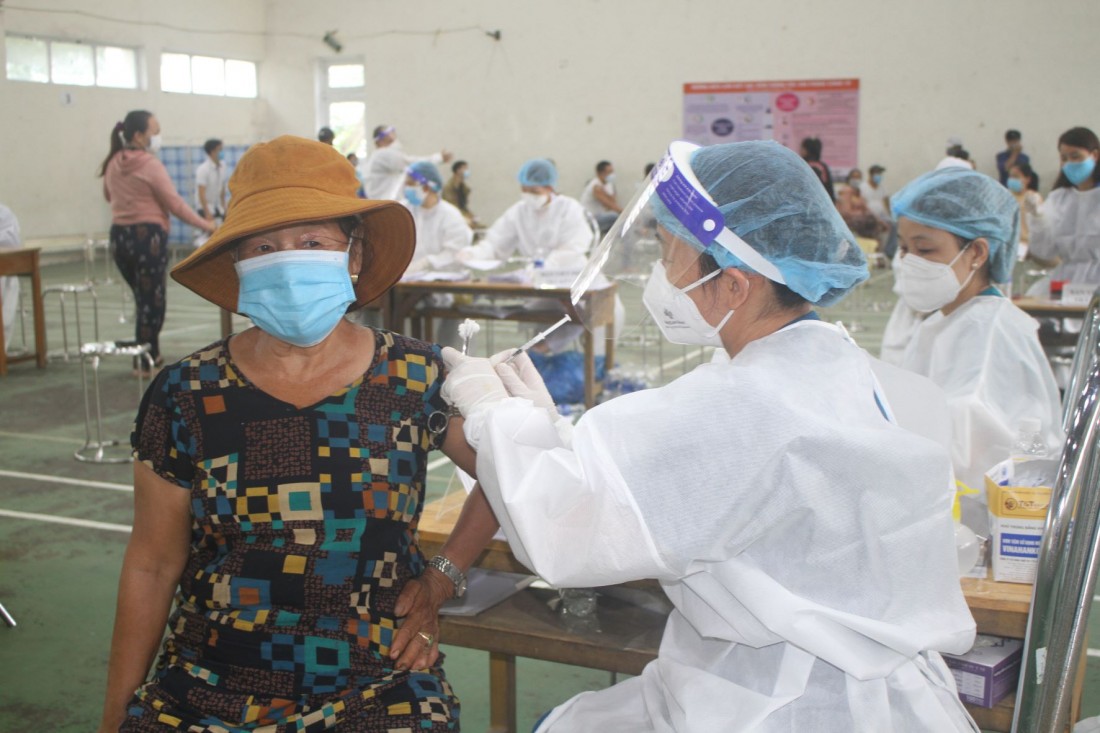 Đà Nẵng đang gấp rút tiêm vaccine mũi 2 đợt bổ sung cho những người chưa tiêm. Ảnh: VGP/Minh Trang