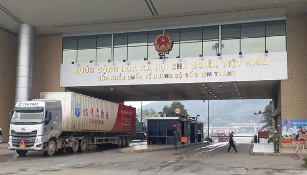 Hoạt động xuất, nhập khẩu trong sáng 12/1 tại cửa khẩu quốc tế đường bộ số II Kim Thành. Ảnh: Báo Lào Cai