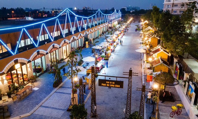 Phố đi bộ Pont de Long Bien tái hiện khung cảnh Hà Nội thế kỷ XIX, tạo thành nơi trải nghiệm không khí chợ Tết xưa và nay.