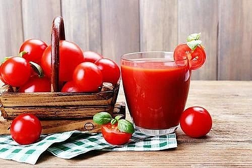 Nước ép cà chua cũng là đồ uống giải rượu rất tốt.