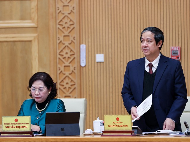 Bộ trưởng Bộ GD&ĐT Nguyễn Kim Sơn báo cáo về công tác chuẩn bị cho học sinh trở lại trường. Ảnh: VGP/Nhật Bắc