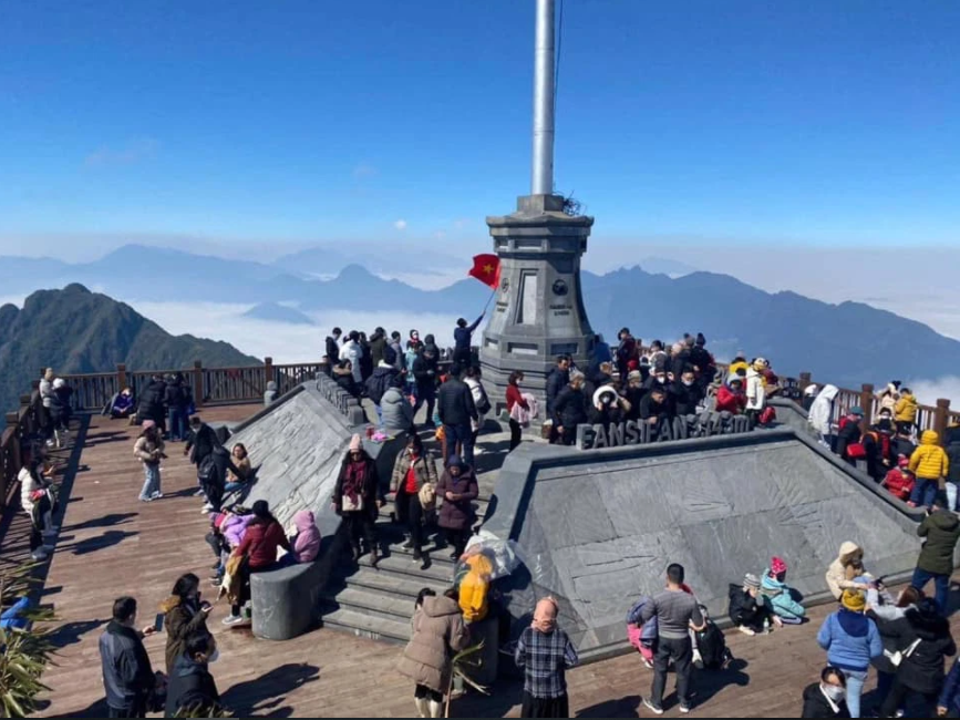 Khách du lịch tham quan tại đỉnh Phan Xi Păng